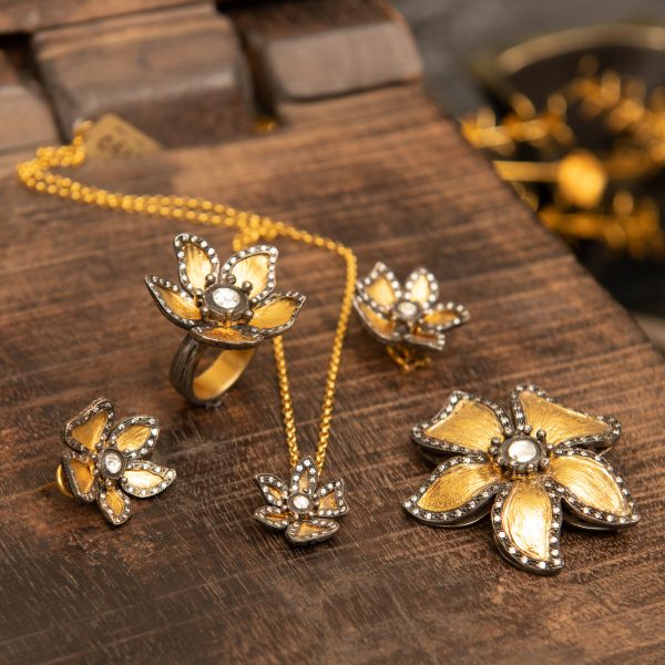 Pırlanta Çiçek Broş